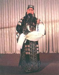 带有八卦服装,穿越时空的时尚传奇